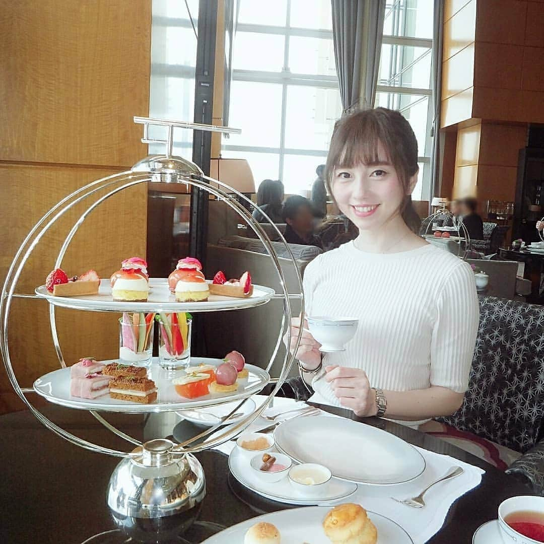 早川愛さんのインスタグラム写真 - (早川愛Instagram)「SAKURA Afternoon Tea♡♡♡ ・  生演奏を聴きながら 素敵なじかん...♡♡♡ ・  1階のカフェにあるケーキのミニサイズをいただけて嬉しい♡ ・  新婚ホヤホヤの友達とハッピーな話をして素敵なお土産まで嬉しすぎる♡♡ ・ ・ ・  @ritzcarltontokyo #アフタヌーンティー #桜アフタヌーンティー #アフタヌーンティー2019 #アフタヌーンティー巡り #リッツカールトン東京 #ミッドタウン六本木 #六本木 #六本木カフェ #桜スイーツ #カフェ巡り #AfternoonTea #SAKURAAfternoonTea  #ritzcarltonkyoto #SAKURA #happy」3月18日 21時52分 - megumegu_1006