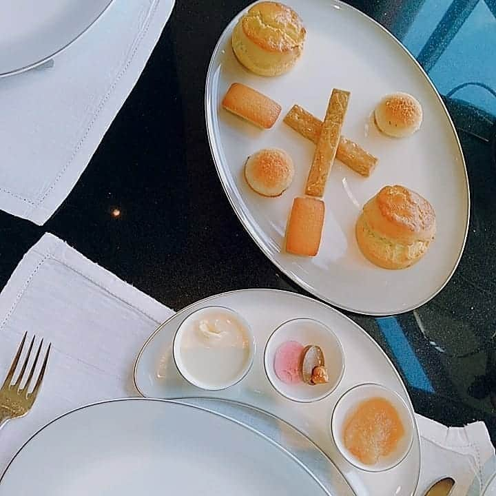 早川愛さんのインスタグラム写真 - (早川愛Instagram)「SAKURA Afternoon Tea♡♡♡ ・  生演奏を聴きながら 素敵なじかん...♡♡♡ ・  1階のカフェにあるケーキのミニサイズをいただけて嬉しい♡ ・  新婚ホヤホヤの友達とハッピーな話をして素敵なお土産まで嬉しすぎる♡♡ ・ ・ ・  @ritzcarltontokyo #アフタヌーンティー #桜アフタヌーンティー #アフタヌーンティー2019 #アフタヌーンティー巡り #リッツカールトン東京 #ミッドタウン六本木 #六本木 #六本木カフェ #桜スイーツ #カフェ巡り #AfternoonTea #SAKURAAfternoonTea  #ritzcarltonkyoto #SAKURA #happy」3月18日 21時52分 - megumegu_1006