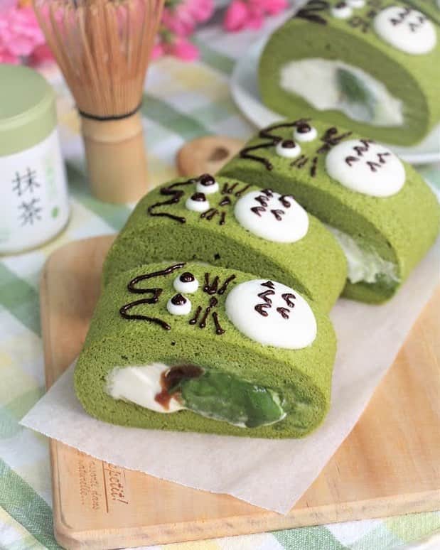 のインスタグラム：「{Back By Popular Demand📣} Due to the many enquiries from the previous round, I decided to bring forward the next batch of Totoroll earlier than schedule 😅 Meantime, there’s also new items for those who like to try something different.  Click on the form in profile page to browse the full menu and place your order 😊 (Or u can just text me the items u like to order if it’s troublesome to fill up the form)  Available from this weekend 23 Mar to 15 April~~ • • • #dairycreamkitchen #singapore #sgbakes #tokyo #東京 #desserts #igersjp #retrip_gourmet #japan #yummy #igfood #love  #foodporn #igsg  #instafood #foodspotting #vscofood #gourmet #カフェ #onthetable  #bonappetit #cafe #ケーキ #デザート #スイーツ #cake #delicious #matcha #抹茶 #kawaii」