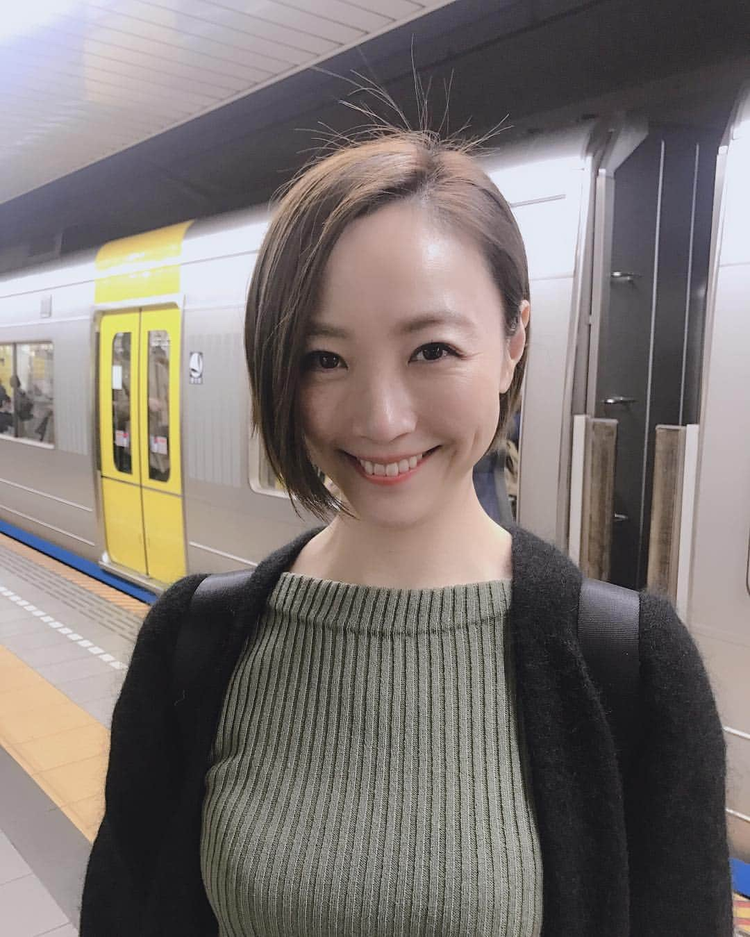 ちすんさんのインスタグラム写真 - (ちすんInstagram)「電車の中で彼女が彼氏に「私、前髪あるのとないのどっちがいい？」と前髪を作りながら問うている。 わかるーーーーわかるわかるわかるーーーー！！！！ リアルに今まで生きてきて1万回は人に聞いてきた質問！！ 「ちすん前髪あるのとないのどっちがいい？」 #女子あるある #前髪 #あるない #一生悩む #切ったら伸ばしたくなる #伸びたら切りたくなる #前髪問題  #前髪よりアホ毛が気になる」3月18日 22時02分 - chisun11