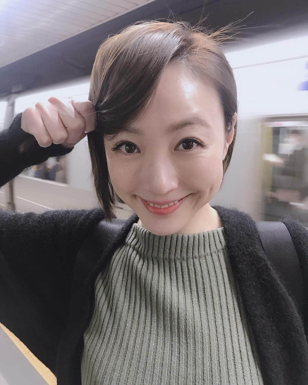 ちすんさんのインスタグラム写真 - (ちすんInstagram)「電車の中で彼女が彼氏に「私、前髪あるのとないのどっちがいい？」と前髪を作りながら問うている。 わかるーーーーわかるわかるわかるーーーー！！！！ リアルに今まで生きてきて1万回は人に聞いてきた質問！！ 「ちすん前髪あるのとないのどっちがいい？」 #女子あるある #前髪 #あるない #一生悩む #切ったら伸ばしたくなる #伸びたら切りたくなる #前髪問題  #前髪よりアホ毛が気になる」3月18日 22時02分 - chisun11