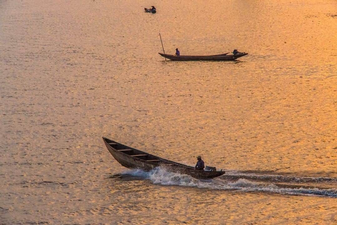 ナショナルジオグラフィックさんのインスタグラム写真 - (ナショナルジオグラフィックInstagram)「Photo by @andrewesiebo | Fisherman ride on the lagoon, Lagos, Nigeria.」3月18日 22時02分 - natgeo