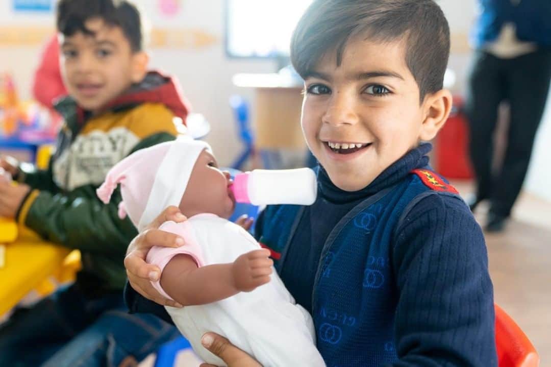 unicefさんのインスタグラム写真 - (unicefInstagram)「"They teach us the letters and the numbers, and we play with other kids here." Mohammed is taking good care of a baby doll at an early learning centre in Za’atari refugee camp, Jordan. And @unicef_jordan is taking good care of him! #EarlyMomentsMatter」3月18日 21時55分 - unicef
