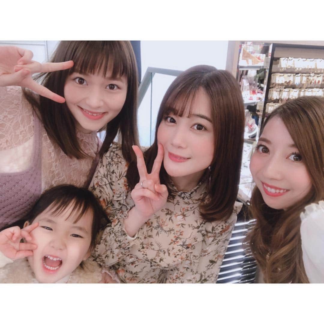 山田優依さんのインスタグラム写真 - (山田優依Instagram)「Shooting at cosmetic store💄 . 今回のアッププラス5月号の撮影は 恒例化しつつあるメンバーでアインズトルペの企画🥳 . ママの撮影中に娘ちゃんと遊ぶのが癒し楽しい☺️ . この前の撮影の評判が良かったので ちょっとメイク濃いめにしてみちゃった🥳 . #japan #shooting #magazine #may #issue #Ainztulpe #skincare #eyelashextensions #Shibuya」3月18日 21時55分 - yui_gourmetwalker