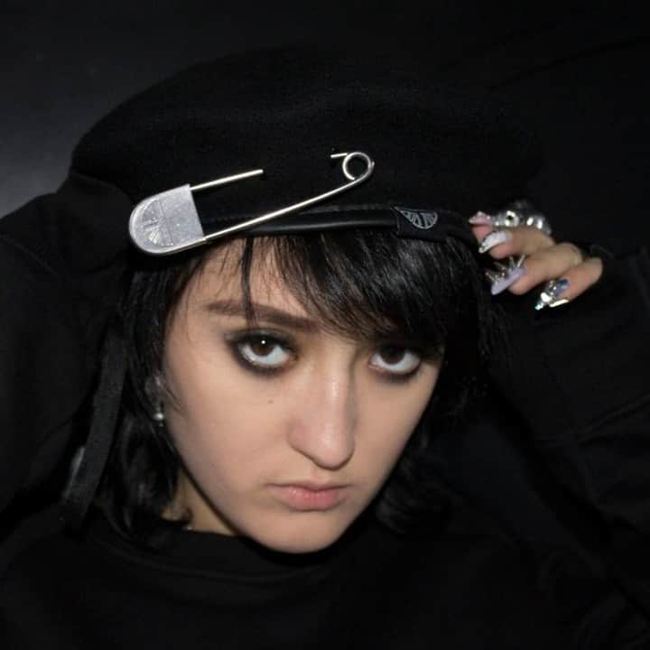 のインスタグラム：「Thank you to @voguediary , here in the Wool Windsor Beret with oversize safety pin. ⁣ ⁣ ⁣  #undergroundshoes #8berwickstreet #underground_halfmoon #safetypin  #beret」