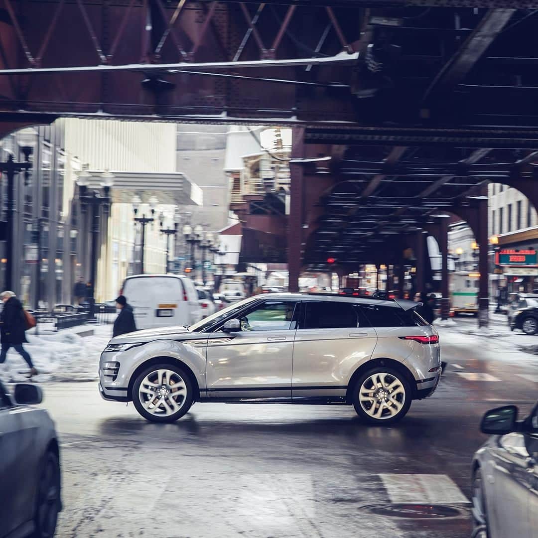 Land Roverさんのインスタグラム写真 - (Land RoverInstagram)「Discover elegance in everyday city life with the tailored contemporary design of the new #RangeRover #Evoque.  #LiveForTheCity #CompactSUV #Design #Carsofinstagram #4x4 #Luxury #Instadesign #Elegance #SustainableStyle #SustainableLiving #SustainableLuxury #Cityscape #CityEscape」3月18日 22時00分 - landrover