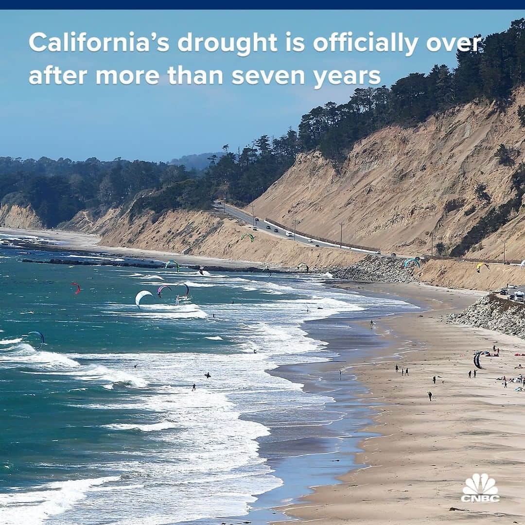 CNBCさんのインスタグラム写真 - (CNBCInstagram)「For 376 consecutive weeks, California has experienced some form of a drought. But, as of now, the Golden State has been officially declared drought free.⁣ ⁣ ⁣ Storms and colder temperatures are to thank, according to a climatologist.⁣ ⁣ ⁣ But the climate expert went on to warn that conditions can change quickly and to not get too complacent. "This happened last year: It was a wet winter, there were beautiful blooms in the spring and then it dried out really fast," she said.⁣ ⁣ ⁣ You can read more on the west’s winter, at the link in bio.⁣ ⁣ ⁣ *⁣ *⁣ *⁣ *⁣ *⁣ *⁣ *⁣ *⁣ ⁣ #West #California #Drought #GoldenState #Drought #Water #Dams #Reservoirs #Climate #Environment #Winter #JerryBrown #News #CNBC #NBC」3月18日 22時00分 - cnbc