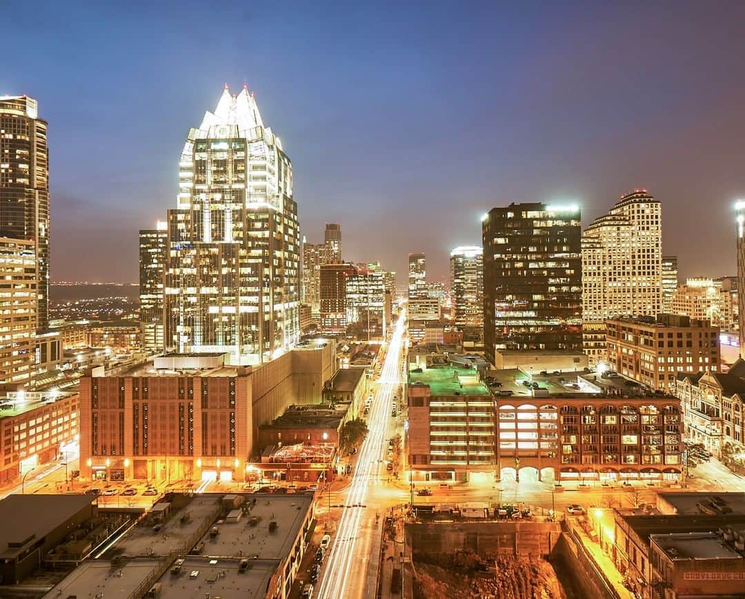 ルフトハンザさんのインスタグラム写真 - (ルフトハンザInstagram)「A sea of yellow lights in our #Lufthansa #CityOfTheMonth #Austin. People rushing from place to place to start their evening in the streets below us. #Lufthansa」3月18日 22時00分 - lufthansa