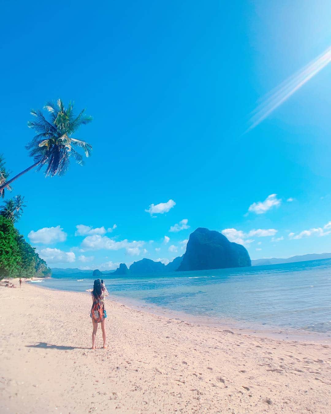 志摩夕里加のインスタグラム：「🌴🌴🌴🌴 ラスカバナス ビーチ🌴 ここは手前より奥に行った方へ歩いて進んだ方が人が少なくゆっくり出来ます👍⛵️ レストランやショップは手前しかないので注意⚠️ ここで、砂浜に寝転んでいつも聴いてる音楽を聴いたら、騒音が一切無く心地いい風で本当に何倍もいい音が聞こえた👂 ちなみにウォーターバッグはエルニドの街でどこでも売ってて、大きさによるけど150〜300ペソで購入できます✨✨安くて買っちゃった🤣 ・ ・ #lascabanas #lascabanasbeach #elnido #elnidopalawan #elnidogram  #palawan #palawanisland #beachgirl #iphoneで撮影 #エルニド #風景写真 #ラスカバナス #旅行 #旅行コーデ #旅したくなるフォト #この日日焼け塗るの忘れた #タビジョ #ウォーターバッグ #waterbag」