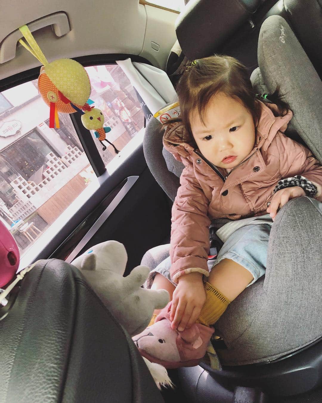 秋葉里枝さんのインスタグラム写真 - (秋葉里枝Instagram)「어린이집 적응도 잘해주고 이제 점심 먹고 올수있게 되었어요✌️ 2주동안 열심히 해주신 선생님들한테 정말 감사하네요 ㅠㅠㅠ 심지어 머리를 어쩜 그렇게 예쁘게 해주시는거죠? 😃 엄마는 못해서 미안 ㅋㅋ 오늘은 어린이집에서 나오자마자 리코언니 볼수있을줄 알았더니 없어서 삐진 예나🤣 保育園にも慣れ、お昼食べて来れるようになりました👍 二週間、最善を尽くしてくれた優しい先生達に感謝です。 しかも髪をかなり可愛く結んでくれる、素晴らしい、ママには出来ないわ🤣 今日は、保育園からの帰り、すぐに莉子ちゃんに会えるかと思ったのに会えず、いじけた咲那さん😂 - #어린이집적응기 #慣らし保育 #육아스타그램 #絶賛育児中」3月18日 22時06分 - rie_akiba