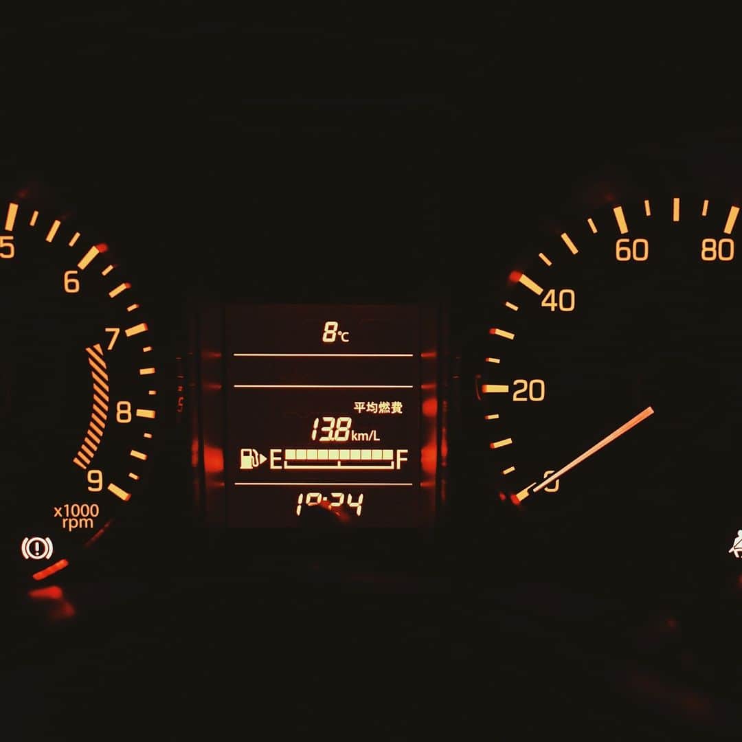 Takafumi Gotoのインスタグラム：「レトロなオレンジカラーのコクピット。ジムニー5MTの燃費カタログ値は16.2km/L(郊外モードでは一応17.5km/Lらしい)。 2インチリフトアップ、BFGoodrich AT225/75R16で1000kmくらい走って、今のところ表示燃費は13.8km/L。ちなみにエアコンやシートヒーターも結構使ってます。 こういう車に乗る時点で燃費はあんまり気にしてなかったけど、思ってたより走るなあという印象。 ぼちぼち1ヶ月点検です🔧」