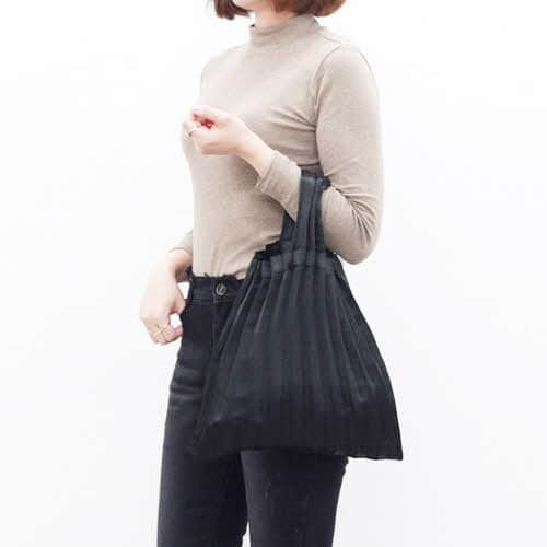 のインスタグラム：「・ ━━★ NEW ITEM ★━━ 👜サテンプリーツバッグ[4COLOR] Item no：cl4-90311 ━━━━━━━━━━━ ・ 当店HPにて商品名 もしくはItem no.を検索すると 商品詳細をご覧頂けます✨✨ ・ https://narusya.net/products/detail.php?product_id=8205 ・ ワンハンドルのプリーツバッグです。  適度な厚み、光沢感が引き立つ素材で  サテンのようなほのかな質感が 魅力的なバッグ品です。 デイリーバッグとして 収納しやすいサイズで 軽く実用的なアイテムです。 ・ #ワンハンドルバッグ #ミニバッグ  #ポシェット #春コーデ #ellesie #narusya #カジュアルバッグ #春バッグ #レディースバッグ #カバン #鞄 #アラフォーコーデ #大人コーデ #大人可愛い #大人ファッション #大人コーデネート #大人カジュアル #今日のバッグ #本日のコーディネート」