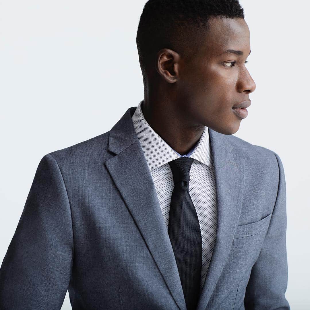 ペリーエリスのインスタグラム：「It's all about the fit. From very slim to big and tall styles, shop the semi annual suit sale before its gone. Link in bio. #LifeReadySince1976」