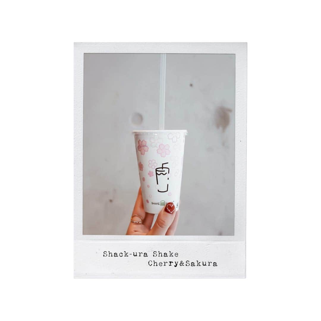 Yukicoさんのインスタグラム写真 - (YukicoInstagram)「「Shack-ura Shake」 シャクラシェイクもう飲んだ？ 3月限定 チェリー＆桜 🍒🌸 桜の香りとまろやかな塩気に 甘酸っぱいチェリーのバランスが絶妙♡ 期間限定見逃さないで👍🏻 ・ ・ 京都初出店となるShake Shack 京都四条烏丸店は 4月1日オープン⚑︎⚐︎ 京都限定メニューも楽しみ♡ ‥‥‥‥‥‥‥‥‥‥‥‥‥‥‥‥‥‥‥‥‥‥‥‥‥‥‥‥‥‥‥‥‥‥ #gatheringlikethese#handsinframe#foodandflatlay#flatlay#flatlays#livethelittlethings#cups_are_love#still_life_gallery#vscofood#ourfoodstories#beautifulcuisine#hamburger#frenchfry#osakalunch#osakasweets#shakeshackchayamachi#shakeshackjpn#shakeshack#cheesefries#shackstack#shackurashake#シャックスタック#大阪ランチ#大阪カフェ#大阪グルメ#大阪スイーツ#シェイクシャック茶屋町#ハンバーガー部」3月18日 22時21分 - yukicolifecom