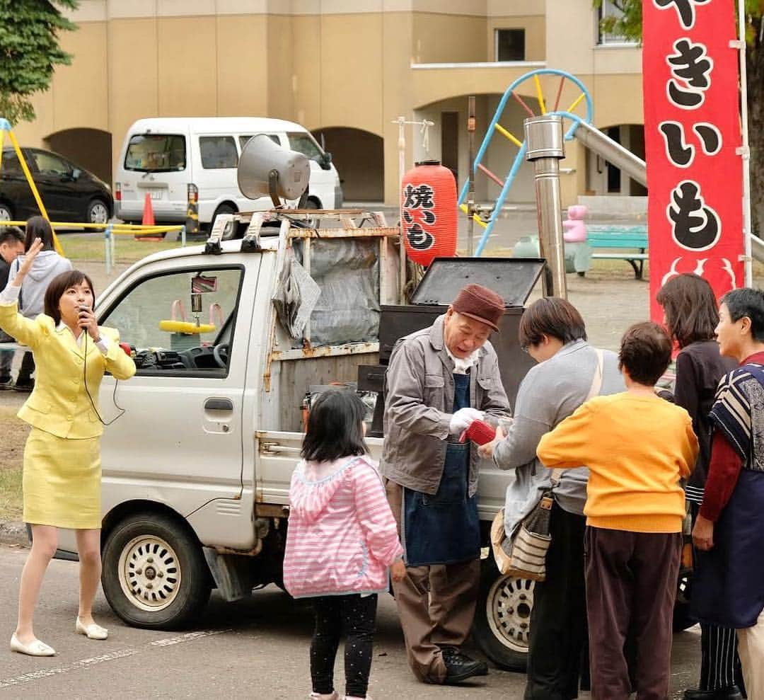 福田太郎さんのインスタグラム写真 - (福田太郎Instagram)「⭐️チャンネルはそのまま！⭐️ HTB開局５０周年記念ドラマが 今宵！ついに！初回放送を迎えます📺５夜連続🌝 ゲストとして番組にお越し下さった泉谷しげるさんも 重要な役どころ、焼き芋屋さんの店主として出演👴🍠 _ 🌟第１話の見どころ🎤 北海道ホシテレビのバカ枠（？）で採用された #芳根京子 さん演じる新人記者、雪丸花子🌼と #宮下かな子 さん熱演のスーパー新人アナ、花枝まきが 初ニュースに挑戦！🔛入社試験での仰天エピソードも😳 限りなくリアルに描かれた、ローカル局の毎日です🎥 実話に基づいたり、基づかなかったり… クスッと笑えたり、ほっこりしたり… みんなで一緒に楽しめる作品です🤣 南平岸HTBの旧社屋を包み隠さずご覧ください！笑 このあと23時20分からです🔥 あ、その直前のニュースも読みます🙋‍♂️ #チャンネルはそのまま！#HTB 開局50周年 #ドラマ  今日！3/18（月）〜22（金）５夜連続放送！ #netflix では、全国で楽しみ頂けます📲 #泉谷しげる さん世代のチャンネルはそのままポーズ💫 私も、#実況アナウンサー #福田太郎 役🏟⚾️ として、恐れ多くも随所に出てます😆笑 #水曜どうでしょう や #ハナタレナックス でおなじみの #チームナックス メンバーも続々登場！」3月18日 22時22分 - htb_tarofukuda