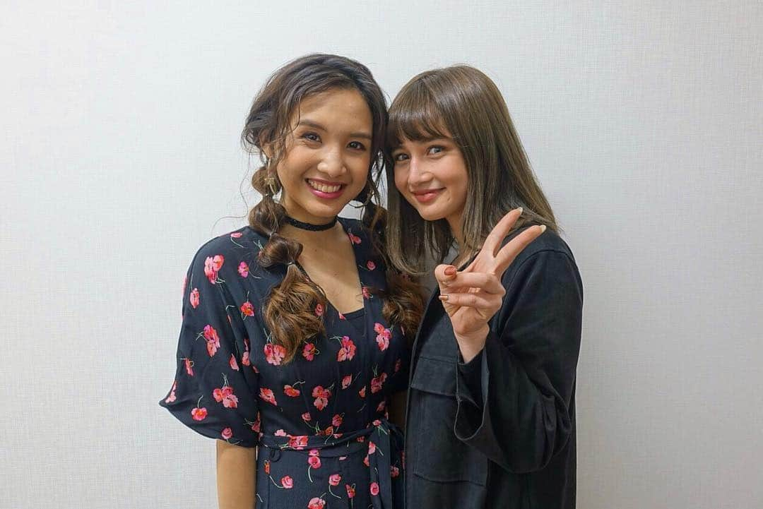 Beverlyさんのインスタグラム写真 - (BeverlyInstagram)「All smiles with my ever supportive lil sis @taki_faky ! Thanks for coming last night 😘😘 #ビバリー  #アコースティック」3月18日 22時23分 - beverly_official_