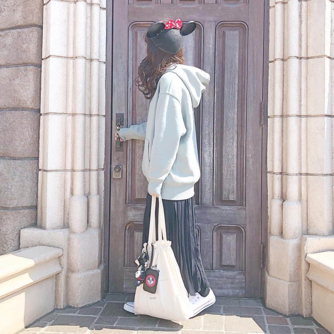 haruさんのインスタグラム写真 - (haruInstagram)「ㅤㅤㅤㅤㅤㅤㅤㅤㅤㅤㅤㅤㅤ ㅤㅤㅤㅤㅤㅤㅤㅤㅤㅤㅤㅤㅤ ㅤㅤㅤㅤㅤㅤㅤㅤㅤㅤㅤㅤㅤ #ディズニーコーデ ◌︎𓈒𓏸 ㅤㅤㅤㅤㅤㅤㅤㅤㅤㅤㅤㅤ 昨日のかほちゃんとの ディズニーコーデ 💓 ㅤㅤㅤㅤㅤㅤㅤㅤㅤㅤㅤㅤㅤ 春色入れようと言うことで グリーン を💚 ㅤㅤㅤㅤㅤㅤㅤㅤㅤㅤㅤㅤㅤ お洋服の詳細はWEARみてね🌸 ㅤㅤㅤㅤㅤㅤㅤㅤㅤㅤㅤㅤㅤ ❤︎ tops & skirt : #gu ❤︎ bag : #fuente ㅤㅤㅤㅤㅤㅤㅤㅤㅤㅤㅤㅤㅤㅤㅤㅤㅤㅤㅤㅤㅤㅤㅤㅤㅤ ㅤㅤㅤㅤㅤㅤㅤㅤㅤㅤㅤㅤㅤ 淡めのグリーンだから着やすい𓂃.◦ これは少し前のGUのもので裏起毛なのと ヒートテック を着ていってマフラーを持っていってたけど 夕方はめちゃくちゃ寒かったです🥶( 笑 ) ㅤㅤㅤㅤㅤㅤㅤㅤㅤㅤㅤㅤㅤ 気温によると思いますが 明日行くのでとおっしゃってた方は アウターかカーディガンかもっていったほうがいいかもしれません🥶 ㅤㅤㅤㅤㅤㅤㅤㅤㅤㅤㅤㅤㅤ ㅤㅤㅤㅤㅤㅤㅤㅤㅤㅤㅤㅤㅤ バッグ外側？にスマホポケットついてるので めちゃくちゃ便利でおすすめです😳💕 ㅤㅤㅤㅤㅤㅤㅤㅤㅤㅤㅤㅤㅤ ㅤㅤㅤㅤㅤㅤㅤㅤㅤㅤㅤㅤㅤ この日もめちゃくちゃたのしくて たくさん笑って幸せな1日でした☺💗 また更新します(﹡ˆᴗˆ﹡)♡ ㅤㅤㅤㅤㅤㅤㅤㅤㅤㅤㅤㅤㅤ ㅤㅤㅤㅤㅤㅤㅤㅤㅤㅤㅤㅤㅤ ゆずちゃんかっぷるにもあえて サプライズ成功して私も嬉しかったなあ🤭💓 ㅤㅤㅤㅤㅤㅤㅤㅤㅤㅤㅤㅤㅤ  #ディズニーコーデ#ディズニーランド#イヤーハット#GUコーデ#disneyland#disneycode #harucd ㅤㅤㅤㅤㅤㅤㅤㅤㅤㅤㅤㅤㅤ」3月18日 22時31分 - __haru3