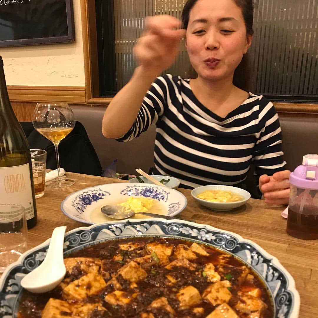 栗原友さんのインスタグラム写真 - (栗原友Instagram)「京都に来たら行かずにはいられない大鵬。娘は豚足ガリガリ焼きをひたすら食べ続け、私は糖質制限中だけどカラスミチャーハン食べまくって幸せすぎる。初の麻婆豆腐大サイズも瞬殺だわね。」3月18日 22時31分 - kuri__tomo