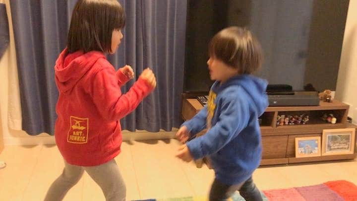 のインスタグラム：「今日のRIZINごっこ😊 Today’s looks like RIZIN fight :) #rizin #rizinff #aacc #aaccmma #mma #rizinごっこ #baby #mygirl #こゆるやま #4歳 #7月生まれ #myboy #myson #かいるまる #2歳 #4月生まれ #姉弟 #仲良し」