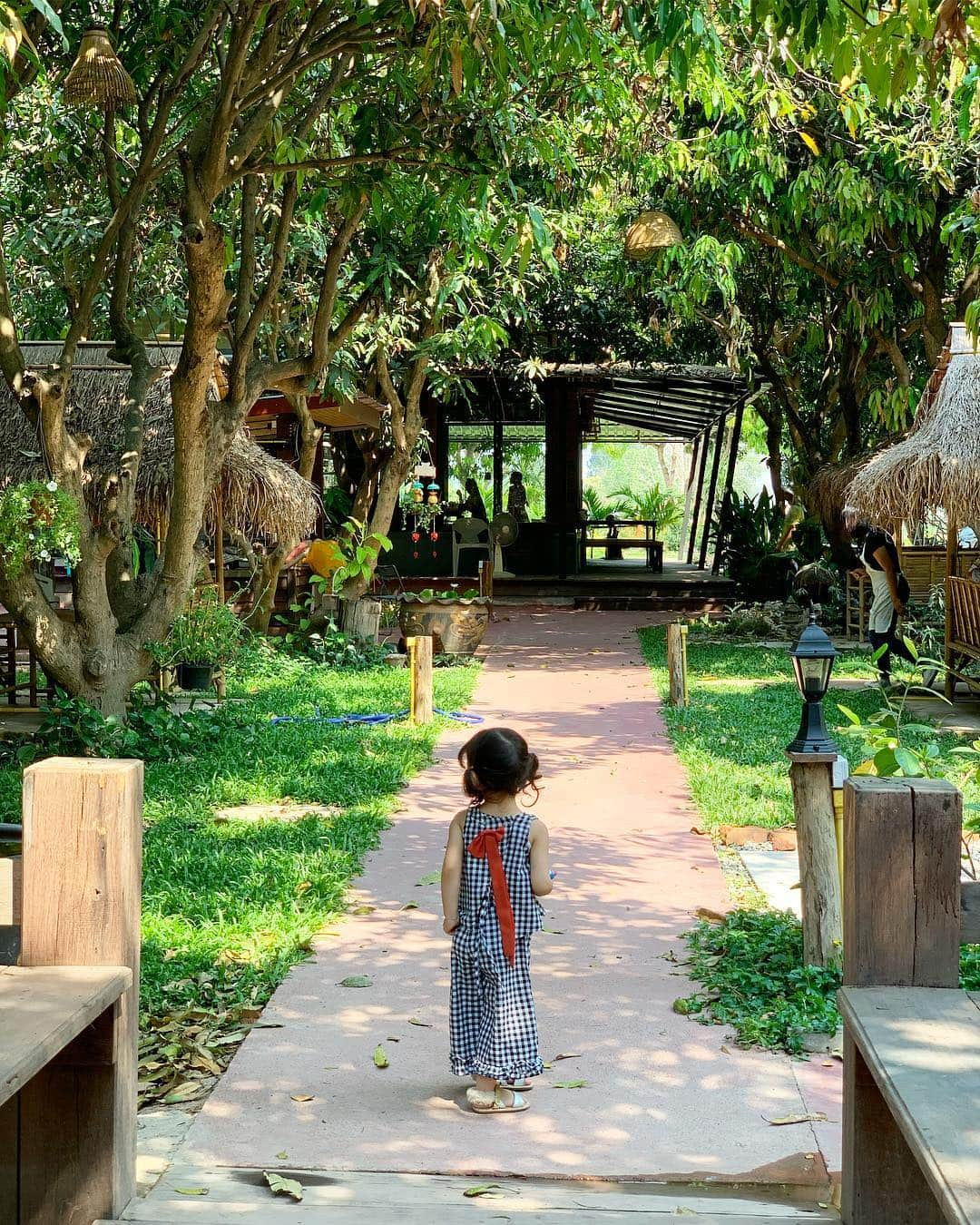 中村明花さんのインスタグラム写真 - (中村明花Instagram)「. 可愛いお店でランチ🌿 暑い暑いタイですが、日陰なら外で食べるのも気持ちいいくらいです😊 （しかもどのお店もほとんど外で食べる時は大きな扇風機を回してくれます🌀） . タイに来る前は蚊に刺されないか心配していましたが…家でも見かけた事がないので今のところ一度も刺されずにいる娘と私✌️ こういった緑沢山のところに行く時は、タイの蚊にはタイの物が効くと聞いたので…タイの虫除けスプレーを持ち歩いています☺︎ . . #タイ料理やっぱり美味しい♡ #夫のオフにお出かけ #写真以外にも他のご飯や飲み物デザート色々頼んで500バーツだった #1700円くらい #安っ #タイ最高 #タイ #タイ生活 #田舎町 #Thailand」3月18日 22時33分 - sayaka_nakamura3