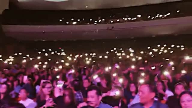 アン・カーティスのインスタグラム：「WINNIPEG. One out of my favourite moments from my tour. Like a sky filled with pretty stars. ✨. Couldn’t help but get emotional... when you’re touring it’s sooooooo much fun but it can take a toll and you get tired from all the traveling BUT the moment you get on stage and see all the smiles, the energy switches right back on and you feed from the love of your audience THAT’S what keeps you going. THANK YOU for this kind of love Madlang Winnipeg. Won’t forget this AND the standing ovation! Wait lang hanap ako video! Hahahaha! Love you so much! . 🎥: @i_am_shari」