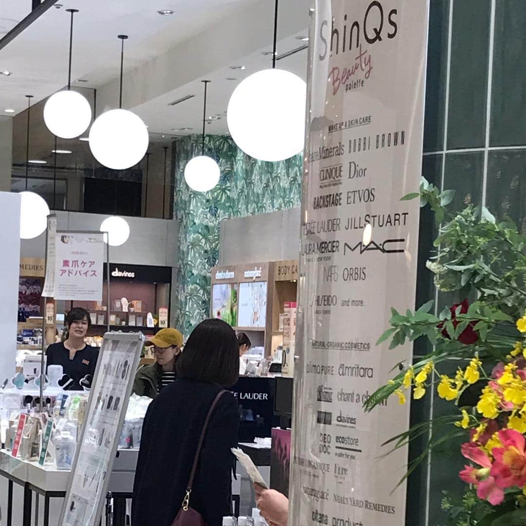 ダヴィネスさんのインスタグラム写真 - (ダヴィネスInstagram)「ShinQs ビューティー パレット 町田店が3月14日にオープンしました。 ブランドの枠を超えて、自由に買い回りができる東急百貨店発のセルフコスメストアです。 公式サイト：https://www.tokyu-dept.co.jp/sbp/  #davines #lovedavines  #newcorner #shinqs #sustainability #sustainablebeauty #madeinitaly #haircare #naturalhaircareproducts #shampoo #conditioner #ダヴィネス #サステナビリティ #サステナブルビューティー #おすすめのヘアケア #ナチュラルヘアケア #シャンプー #コンディショナー」3月18日 22時45分 - davinesjapan