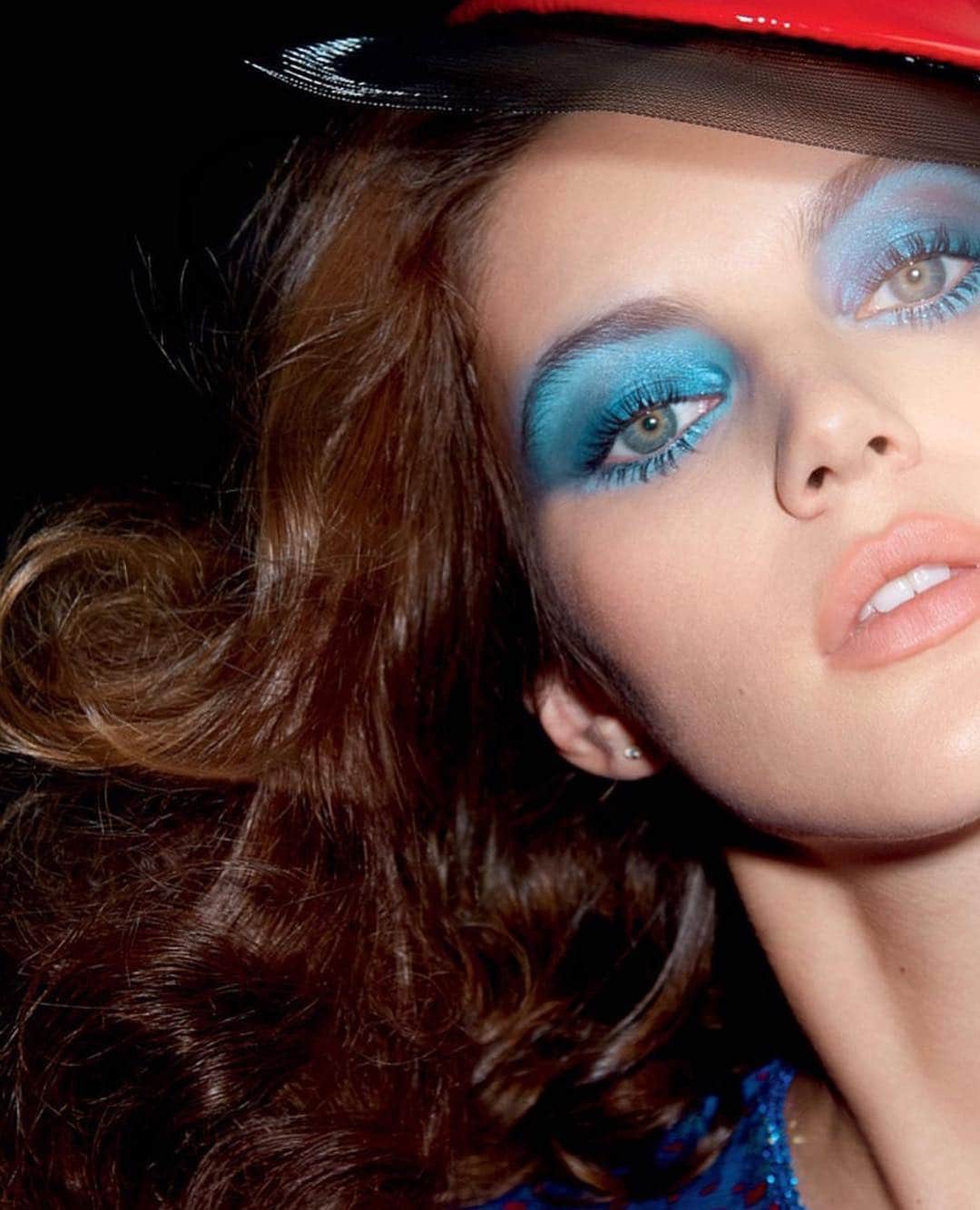 ヴァレリー・カウフマンのインスタグラム：「ALLA DIVA 💃🏻 new @voguerussia is out ❤️ with an amazing team xx Photography @clairerothstein  Stylying @zolototrubova  Make up @lloydsimmondsmakeup  Hair @sebastienbascle」