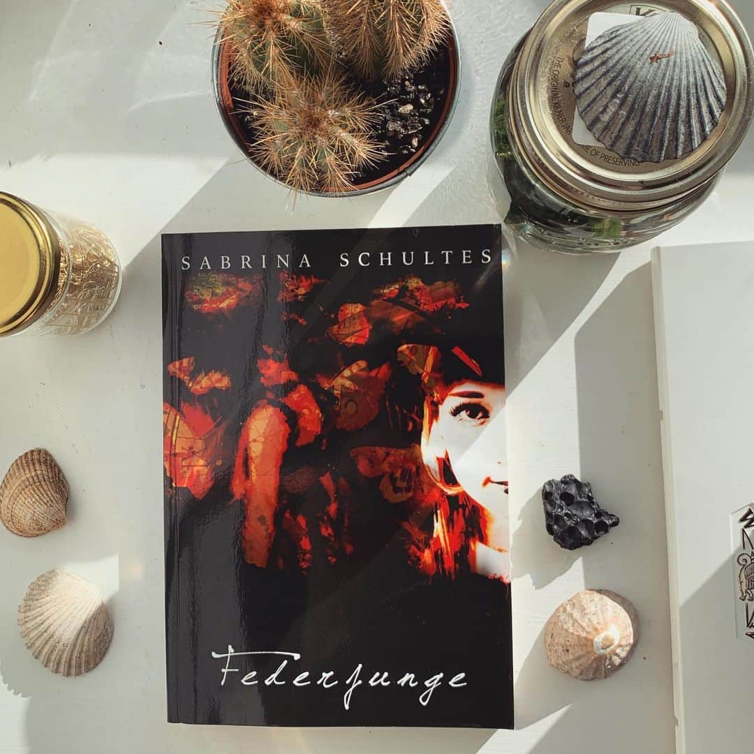 のインスタグラム：「I‘m still working on the sequel, here is my second novel „Federjunge“! #federjunge #staubmädchen #autor #autorin #jungautor #sabrinaschultes #himezawa #姫沢 #小説家」