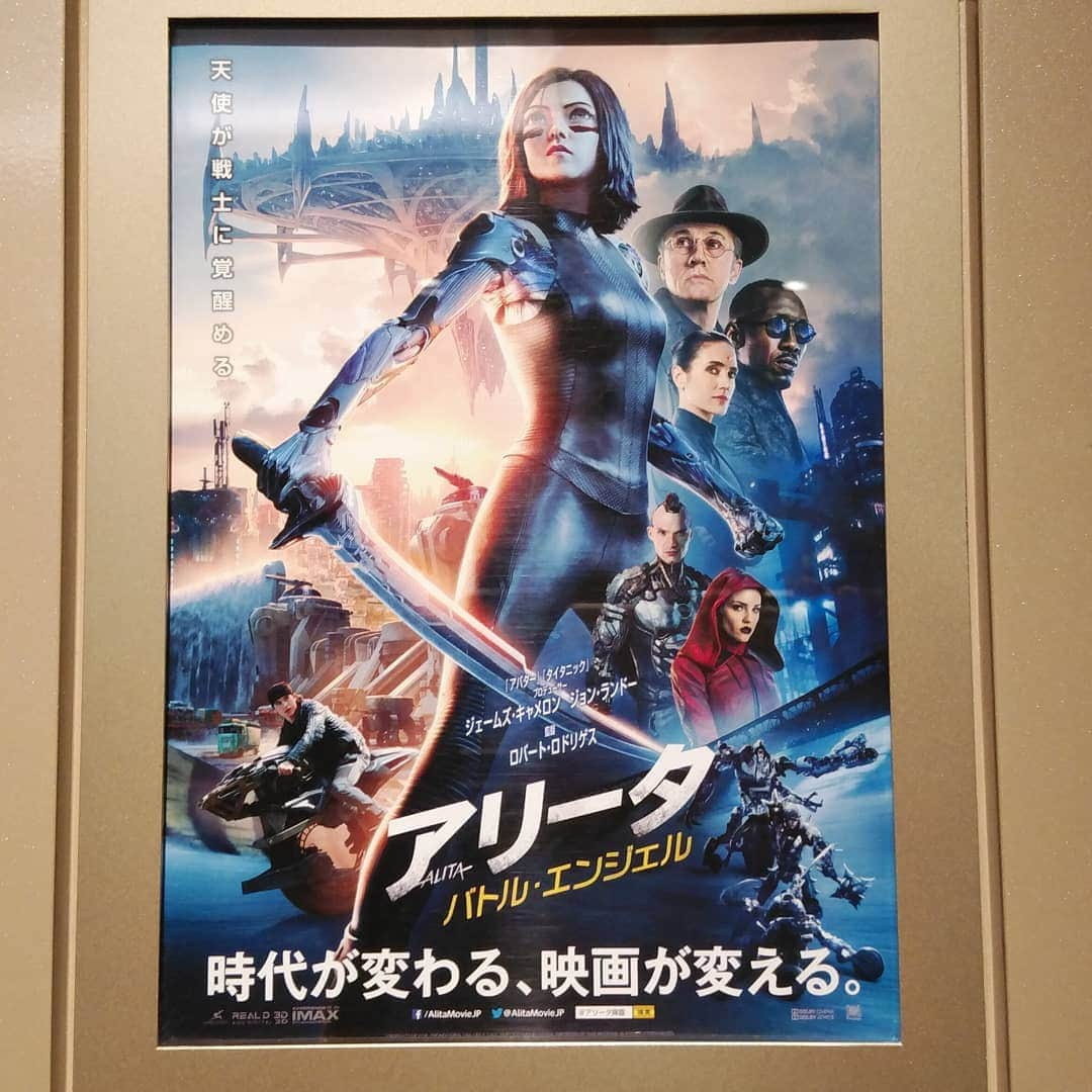 中村松江さんのインスタグラム写真 - (中村松江Instagram)「「アリータ：バトル・エンジェル(原題Alita: Battle Angel)」を観ました。 この映画のキャッチコピー“時代が変わる、映画が変える。”は大袈裟ですが、なかなか良い私好みの作品でした。 原作は日本のコミック、木城ゆきとの『銃夢』です。 主人公のサイボーグ“アリータ”がとても魅力的に描かれていて、アクションシーンも飽きの来ない展開で満足。 ジェームズ・キャメロンが製作と脚本を担当していて、監督はロバート・ロドリゲス。 アリータ役はローサ・サラザールという女優さんで、目をCGで大きくしただけかと思ったら、モーションキャプチャの演技で丸々CGでした。 「イングロリアス・バスターズ」が強烈過ぎたクリストフ・ヴァルツが珍しく善人役を演じ、他に相変わらず美しいジェニファー・コネリーや今年二度目のアカデミー助演男優賞受賞のマハーシャラ・アリ、またしても素顔がわからない役でジャッキー・アール・ヘイリーが出演しています。 内容的に新鮮味はありませんが、強い女性が主人公のいかにもジェームズ・キャメロンが好みそうな題材で、「エル・マリアッチ」以来ずっと安定して面白い作品を放っているロドリゲス監督が今回もいい仕事をしていると感じました。 #歌舞伎#中村松江 #アリータ:バトル・エンジェル #Alita: Battle Angel」3月18日 22時42分 - matsue_nakamuraofficial