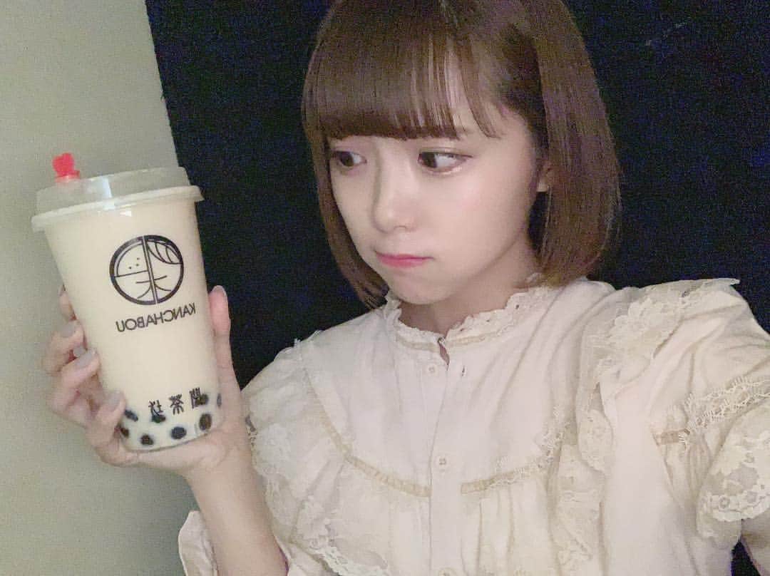 のインスタグラム：「最近まじでタピオカ依存症だ、、、 . 恵比寿に3月にオープンした #閑茶坊 ♡！ . 鉄観音ウーロンミルクティー R 甘さ普通 氷ゼロ 529円(税込) . 新大久保店はいつも混んでるイメージだけど、恵比寿店はガラガラでした💁🏻‍♀️ みんながスムージーがおススメって言う意味がわかった、タピオカに味が全然ついてない系だからドリンクの味が濃い方が良いのかも、！次はイチゴスムージーにしよ、🍓茶葉の香りも薄めでした、甘さ普通は甘さ少なめ系です、 . #タピオカ巡り#タピオカ部#タピオカ飲み比べ#タピオカ中毒#タピ活#タピオカミルクティー  #タピオカ日記 #タピオカのある生活 #タピオカグラム #bobatea #bobamilktea #アキシブproject#アキシブ#akishibu#akishibuproject#idol#アイドル#japan#tokyo#ebisu #恵比寿タピオカ#kanchabou#恵比寿#恵比寿カフェ#恵比寿西口#カンチャボウ#レースブラウス#ウーロンミルクティー#かんちゃぼう」