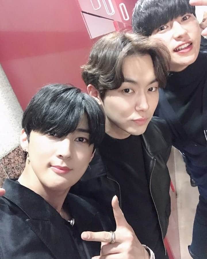 アン・ウヨンのインスタグラム：「VAV 쇼케이스. 우영아 8년전에 같이 2년동안 같이 연습생시절을 보내고, 입시연기 연습한다고 우리집도 자주 오구, 자주 만나서 놀고, 매번 고민있을때마다 심심치않게 만나서  고민상담도하고, 너네집가서 어머니한테 집밥도먹구, .... 정말 말하자면 끝이없는 추억을 보낸 우영아. 난 오늘 너 쇼케이스를 보면서 열심히 응원도하고 우영이 참 팬이 많구나, 춤 여전히 잘추네, 이젠 노래도 잘해졌네 우영이 라는 생각과 동시에 뭔가 뭉클한감정을 느꼈어. 우영이가 꿈꾸던 가수가 되서 열심히 활동을 하고있구나, 한 단계 한 단계 올라가고 있구나 , 정말 너무 자랑스럽고 뿌듯하다라고 느꼈어. 참고로 울진않았다? ( 나 남자잖아 ) 아무튼 우영아. 오늘 쇼케이스 너무 잘봤고 VAV 이번에 나오는 노래 꼭 잘되길 응원할거야! 그리고 여러분 VAV많이 사랑해주시고 VAV에 ace(우영이) 많이 사랑해주세요! VAV-THRILLA KILLA 내일 오후12시 SBS M TV 더 쇼 에서 첫발표됩니다! 많이 사랑해주세요!  P.S 오른쪽에 있는 동생은 조영진이라고합니다. 영진아 너도 지금 하는 사업 잘되길 바래^^」