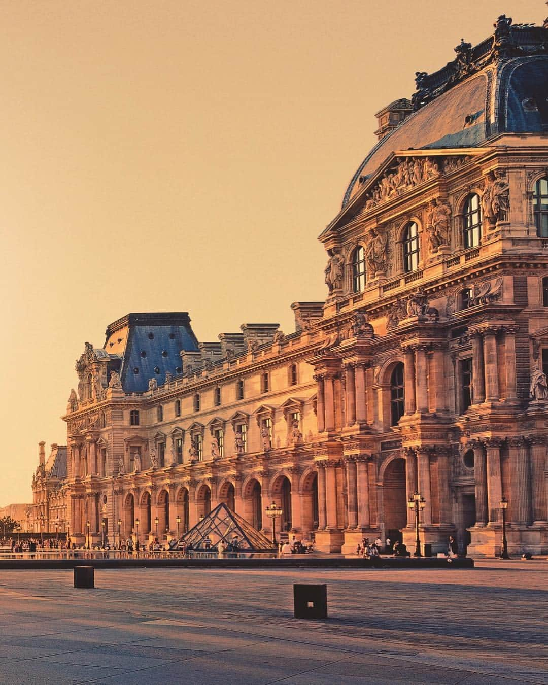 ルーブル美術館さんのインスタグラム写真 - (ルーブル美術館Instagram)「. 🇫🇷 La Pyramide du Louvre fête ses 30 ans ! 🎂 _ Inaugurée en 1989, la Pyramide est aujourd’hui l’une des icônes du musée du Louvre. En 2019, nous célébrons cet anniversaire avec une série d’événements populaires et festifs. Restez connectés ! 🤗 ______ 🌍 The Louvre Pyramid turns 30! 🎂  _ Inaugurated in 1989, the Pyramid is now one of the Louvre’s icons. In 2019, we celebrate its anniversary with festive events and surprises. Stay tuned! 😉 _ 📷Vue de la Pyramide du Louvre ©️Ieoh Ming Pei /©️Getty Images Cebb Photo . . #30ansPyramide #Louvre #MuseeduLouvre」3月18日 22時55分 - museelouvre