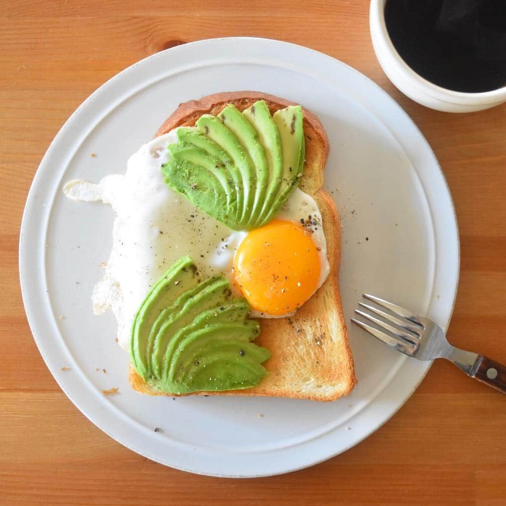 山崎佳のインスタグラム：「Today’s breakfast. 黄身片寄りすぎ。自分のだから別にいいけど。」
