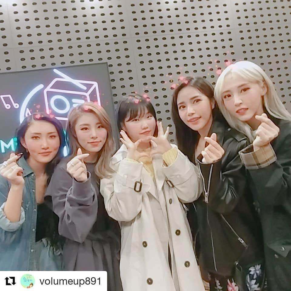 Mamamooさんのインスタグラム写真 - (MamamooInstagram)「#Repost @volumeup891 (@get_repost) ・・・ With #마마무 💚 필터선택이유: 멤버들끼리도, 팬들과도 #사랑 이 넘쳐나기 때무무😊👍 #솔라 #휘인 #문별 #화사」3月18日 22時52分 - mamamoo_official