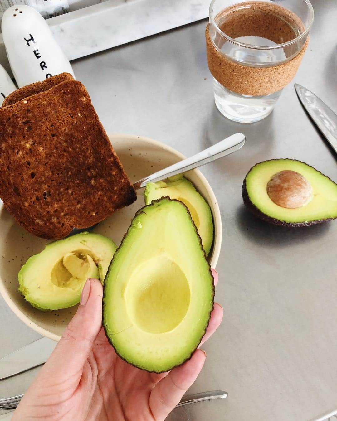 Estée Lalondeのインスタグラム：「Perfect avocados = perfect day 🥑」