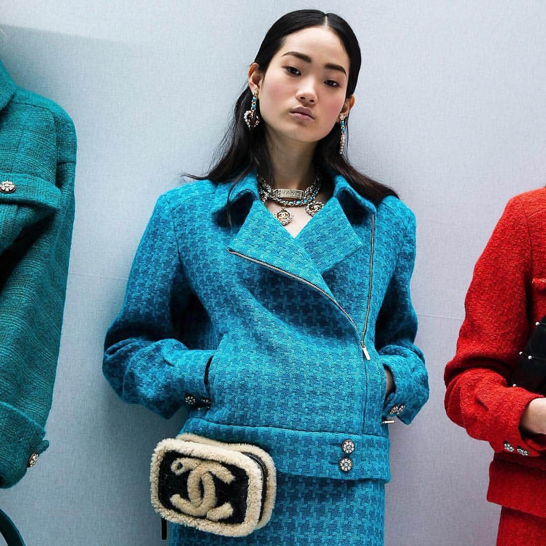 Fashion Weekのインスタグラム：「Vibrant houndstooth and shearling details backstage at #CHANELintheSnow #PFW February 2019 ❄️ Photo via @chanelofficial」