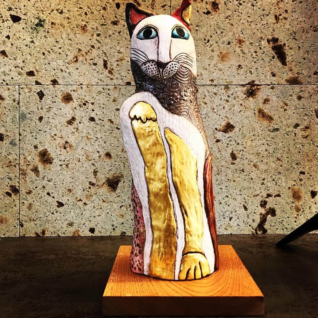 のインスタグラム：「加悦雅乃くん、ネコ作家さんの、招き猫。なんて雅。。。^ - ^ #温故創新西陣  展示は3月24日まで #折灯華 #京都表具協同組合 #加悦徹さん #加悦雅乃さん #ネコ作家 #猫猫寺  #つなぐモデルハウスとこしえ  #デザオ建設北野展示場  #デザオ建設 #DEZAO  #DsLABO #京都 #リノベーション #リフォーム  #リノベ #注文住宅  #家 #住宅 #建築 #暮らし #マイホーム#インテリア #デザイン #家づくり #木の家#和風モダン #上七軒」