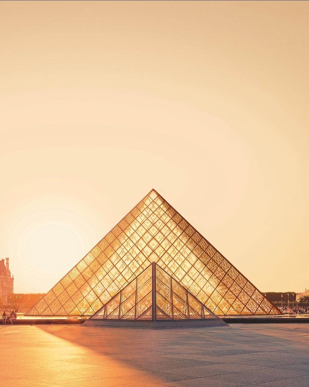 ルーブル美術館さんのインスタグラム写真 - (ルーブル美術館Instagram)「. 🇫🇷 La Pyramide du Louvre fête ses 30 ans ! 🎂 _ Inaugurée en 1989, la Pyramide est aujourd’hui l’une des icônes du musée du Louvre. En 2019, nous célébrons cet anniversaire avec une série d’événements populaires et festifs. Restez connectés ! 🤗 ______ 🌍 The Louvre Pyramid turns 30! 🎂  _ Inaugurated in 1989, the Pyramid is now one of the Louvre’s icons. In 2019, we celebrate its anniversary with festive events and surprises. Stay tuned! 😉 _ 📷Vue de la Pyramide du Louvre ©️Ieoh Ming Pei /©️Getty Images Cebb Photo . . #30ansPyramide #Louvre #MuseeduLouvre」3月18日 22時56分 - museelouvre