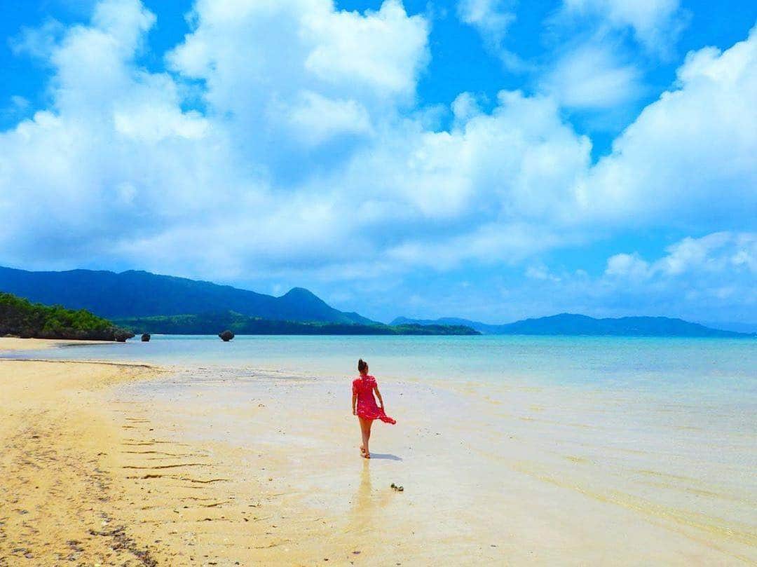 のインスタグラム：「こんばんは😊 石垣島のお写真は 「#タビジョ」とあわせて 「#tabijyomap_ishigakijima」でお待ちしてます🏖 本日はこちら💕 ＊＊＊＊＊＊ 📸@_yooopiii_さん 🚩沖縄・石垣島「平久保周辺」 🎙ご本人コメント ここのビーチね ドライブ中にたまたま見つけて すんごい綺麗で絶景なのに誰もいなくて 嬉しくて走り回った 思い出の場所💙💙💙 ＊＊＊＊＊＊ たまたま見つけたビーチがこんなに絶景スポットって、素晴らしい思い出の場所になりますね😆 いつも、ステキなお写真ありがとうございます✨ ＊＊＊＊＊＊ 今月の旅の思い出は、 @his_japanをタグ付け頂き #LW3月の旅 で投稿お待ちしてます😃 (厳選させて頂いたお写真を使わせて頂き 弊社メディア「Like the World」で 記事をUPさせていただく予定です。) ＊＊＊＊＊＊ #タビジョ #タビジョと繋がりたい #tabijyomap_ishigakijima #tabijyo_beach」