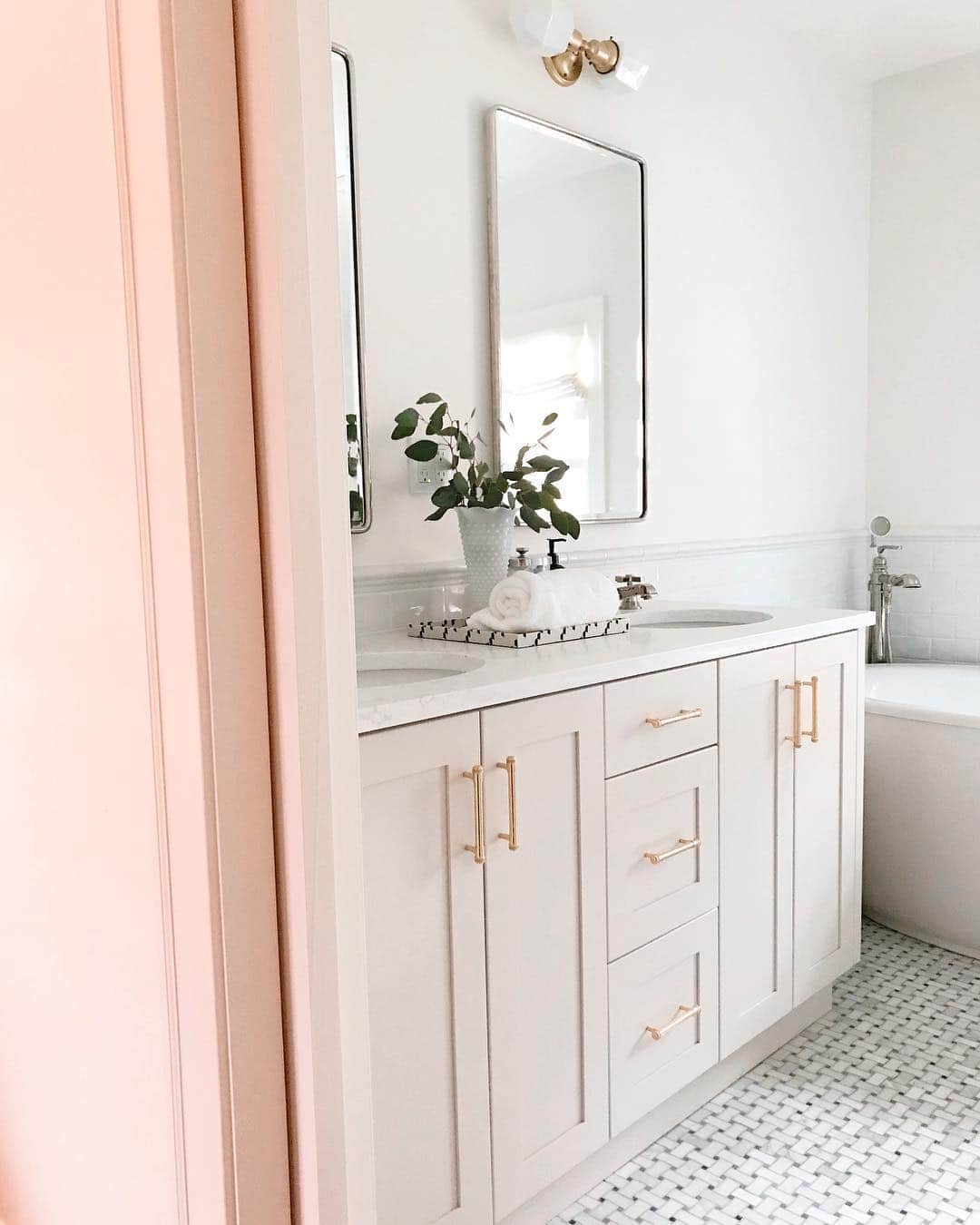 Anna Jane Wisniewskiさんのインスタグラム写真 - (Anna Jane WisniewskiInstagram)「A bathroom renovation reveal will be coming to the blog soon, I promise! We have a couple bare walls above the tub (you can see them here) and I really want to hang a little art before I photograph it. Any suggestions? #bathroomdesign #sodomino #housebeautiful」3月18日 23時07分 - seeannajane