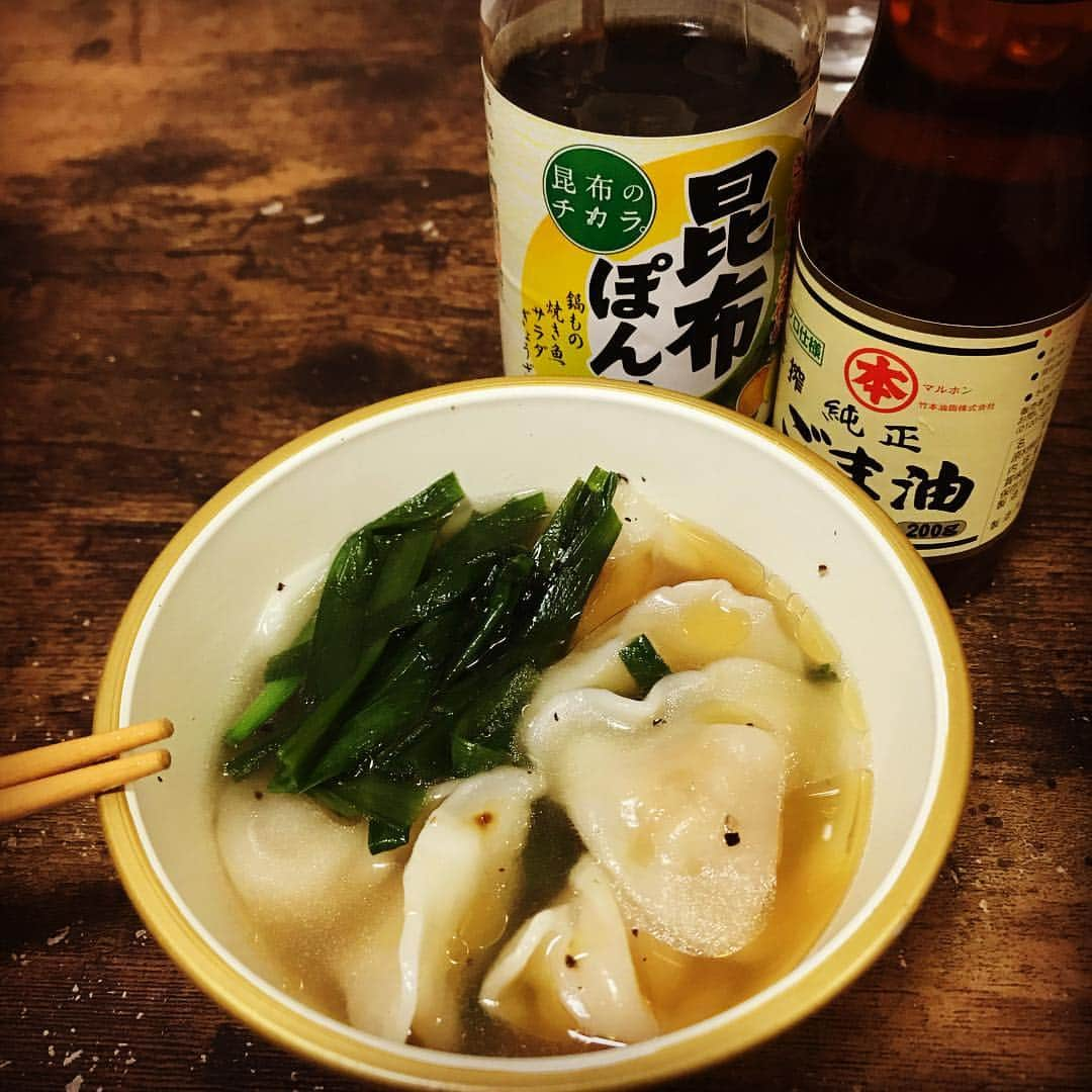 山田しょうこさんのインスタグラム写真 - (山田しょうこInstagram)「🤤 冷凍餃子をお皿に入れて 浸るくらい水入れて 余ってたニラ入れて 塩胡椒してレンジでチン 食べる直前にごま油、ぽん酢かければ おいしいおかずの出来上がり 手抜きごちそうレーダー研ぎ澄まされた夜💫💫 味濃いめで酒もすすむよ〜ん #手抜きごはん #水餃子スープ #ニラ #おいしい #つまみ  #おかず  #手抜きごちそうレーダー」3月18日 23時08分 - shokokrake0611