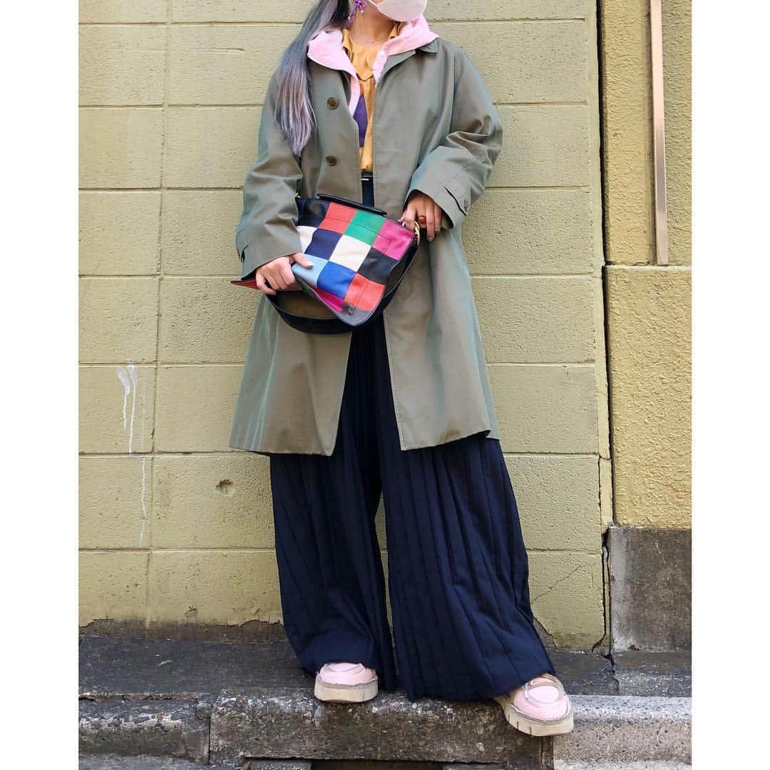 相羽瑠奈さんのインスタグラム写真 - (相羽瑠奈Instagram)「先日の全身！﻿ ﻿ ブラウスとバッグがかなり色を使っていて一見合わせづらそうだけど、アウターとパンツはシンプルなの合わせてバランスとってる！（んだと思う。🤔 無意識 ） ﻿﻿﻿ ﻿﻿﻿ blouse @rrr_tokyo﻿﻿﻿ blouson #used﻿﻿﻿ pants @undercover_lab﻿﻿﻿ coat @burberry #vintage﻿﻿﻿ shoes @marni﻿﻿﻿ bag @sacaiofficial﻿﻿﻿ ﻿﻿﻿ お気に入りと好きで憧れの﻿﻿﻿ ブランドの詰め合わせしあわせ 🙄﻿﻿﻿ ﻿﻿﻿ わたしって、カラフルで派手なのもすきなんだけどシンプルなのもすきなんだよな 。。💭🌈 バランスだなぁ〜⚖」3月18日 23時10分 - rone.runa