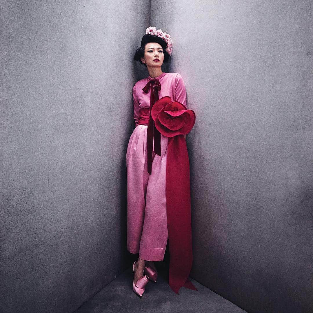 Vogueさんのインスタグラム写真 - (VogueInstagram)「The daughter of a stage actress, South Korean actress @doonabae is a serious performer. The Korean film industry is thriving, and she has worked with some of the best directors in Asia—not just Koreans like Park Chan-wook (who recently directed the AMC adaptation of John le Carré’s The Little Drummer Girl) but also Japanese directors like Hirokazu Kore-eda (his masterful Shoplifters was nominated for an Oscar this year), for whom she played an uncanny inflatable sex doll in Air Doll (2009). She’s crossed over with Tom Tykwer and the Wachowski sisters’ Cloud Atlas and worked with the Wachowskis on their TV series Sense8. In 2006, she starred in The Host, the highest-grossing Korean film to that date. Shrinking with embarrassment, Bae has to admit that her life is “basically what all millennials would probably dream about.” Tap the link in our bio to read more from our April issue cover story. Photographed by @mikaeljansson, styled by #CamillaNickerson, written by Gaby Wood, Vogue, April 2019」3月18日 23時21分 - voguemagazine