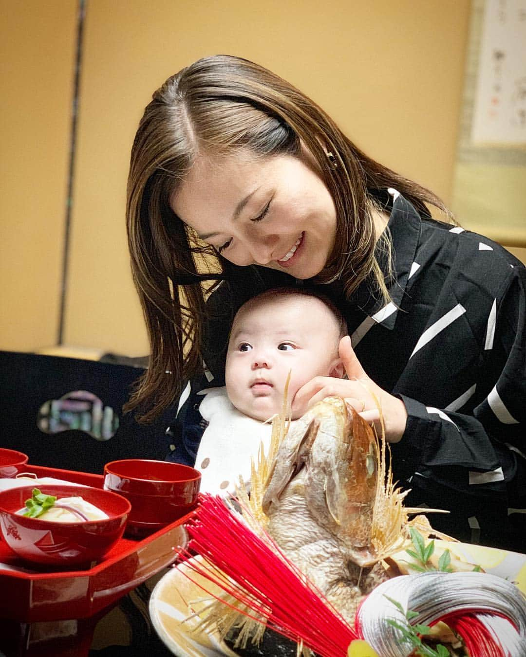 関谷桃子さんのインスタグラム写真 - (関谷桃子Instagram)「あおくん百日祝い&はなさん入園祝いを兼ねて久々の両家大集合なお食事会をいたしました🎊  沢山の幸せが二人を待っていてくれますように.... #百日祝い #お食い初め #入園祝い #両家集合 #目黒雅叙園 #雅叙園東京 #お祝い膳 #㊗️ #一姫二太郎 #二人育児 #3歳 #3ヶ月 #めで鯛 #東京 #目黒 #家族 #japan #tokyo #familydinner #celebration」3月18日 23時19分 - momomo_s_