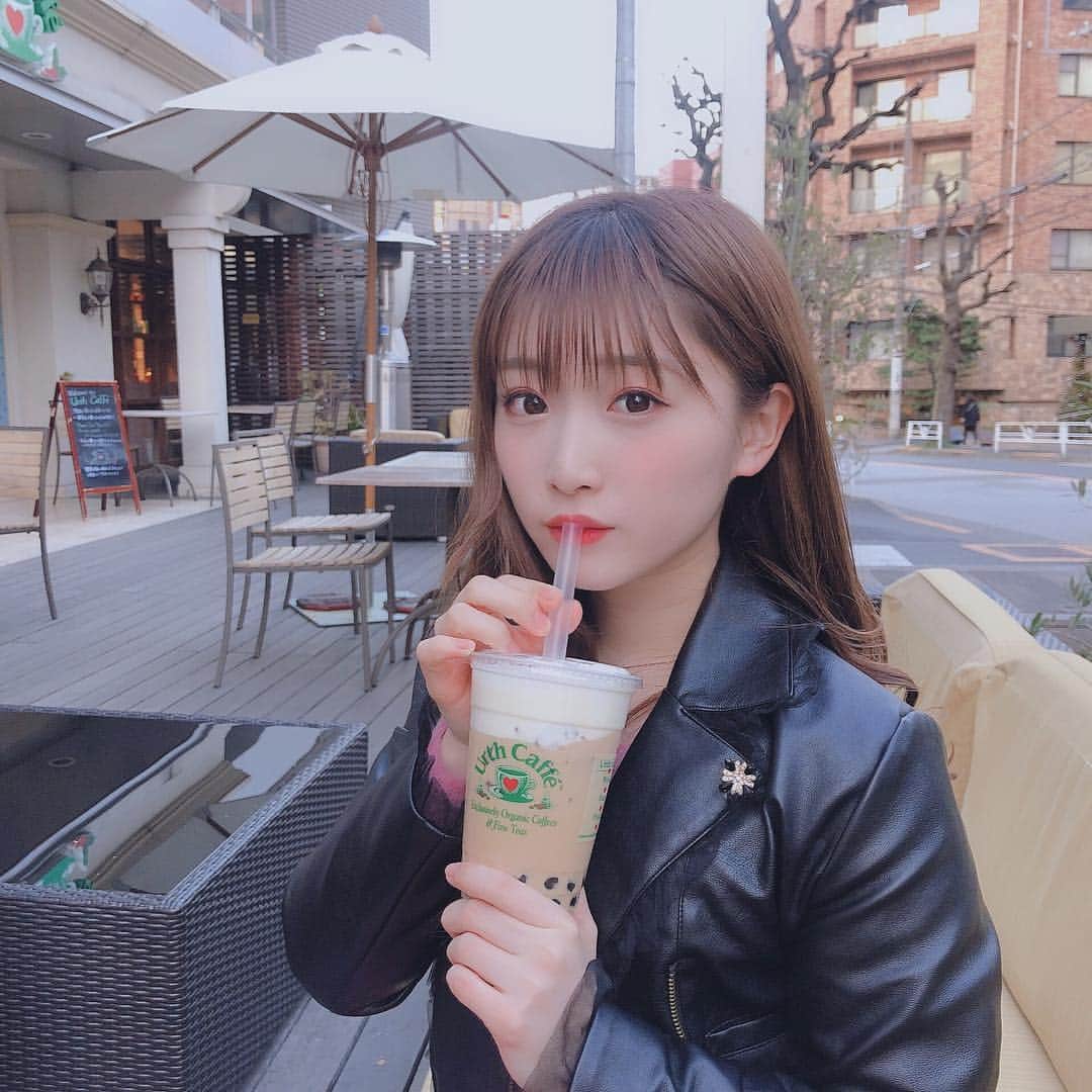 平野友里（ゆり丸）さんのインスタグラム写真 - (平野友里（ゆり丸）Instagram)「#urthcafe のタピオカまじすき🥤💕 ♡ブラックティーチーズフォームボバ 👛680円 ♡  チーズフォームはじめて飲んだ😳 チーズとミルクティーって合うんだね！びっくり😆💕 おいしい〜〜〜 Urth Caffeはタピオカが甘くて 大きめでモチモチでだいすき💓  はあ〜タピオカのみたい🥺 ・ ・ ・ ・  #代官山カフェ #代官山 #代官山カフェ巡り #タピオカ #タピオカ巡り #タピオカ部 #タピオカミルクティー #東京カフェ #中目黒カフェ #ミルクティー #タピオカグラム #インスタ映え #フォトジェニック #カフェ #カフェ巡り #カフェ好き #カフェスタグラム #カフェめぐり #ライダースジャケット #ライダースコーデ #ロングヘア #ストレートヘア #おしゃれ #スワンキス #ゆり丸 #ゆり丸コーデ #ゆり丸カフェ巡り」3月18日 23時30分 - yurimaruchan___