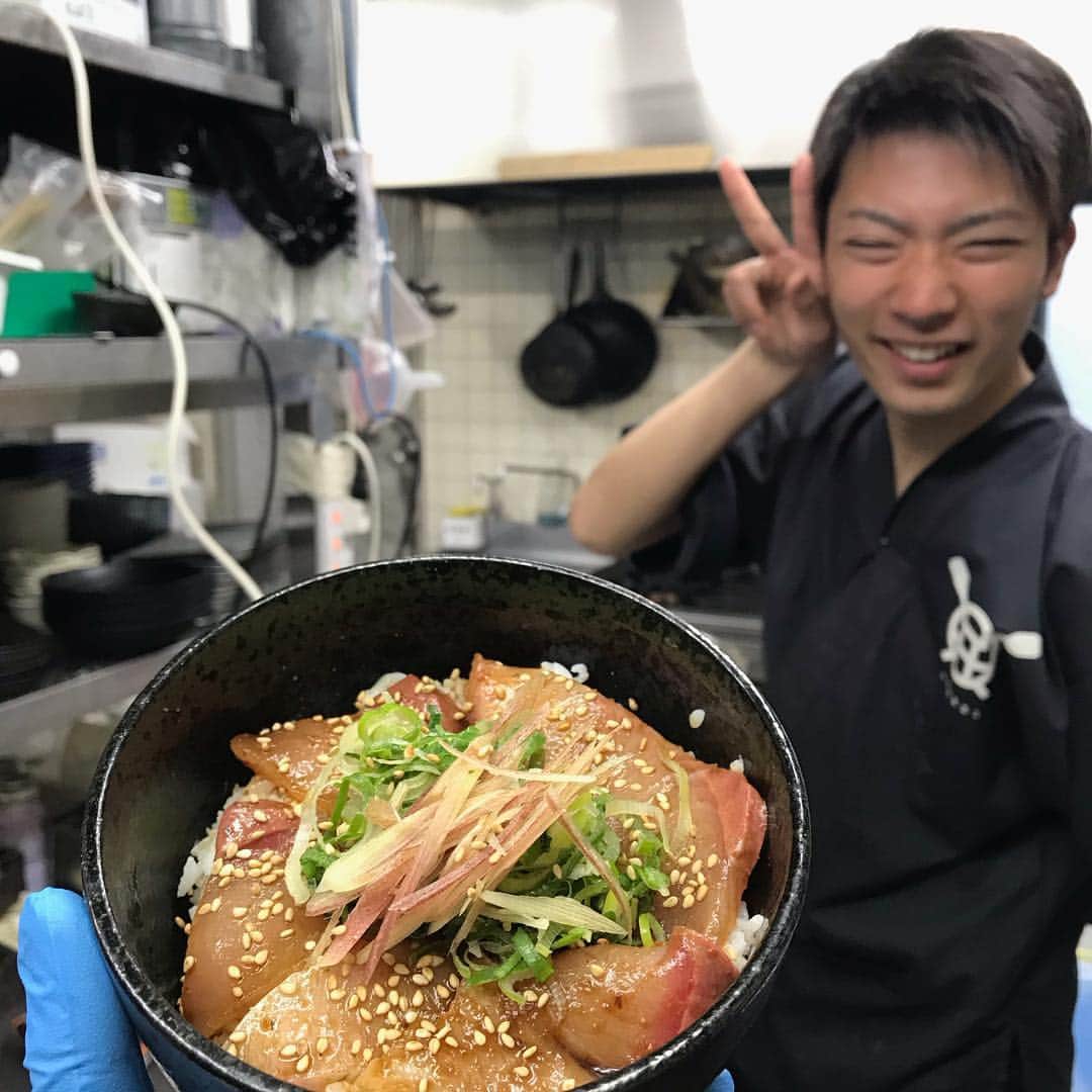 のインスタグラム：「こんばんは！！ 本日もご来店ありがとうございました😊 今日の写真は弁慶の大人気〆料理、ブリの熱飯です！！！！ 食感のいいブリが出汁をかけるとまた違った食感になり、とても美味しいです😋 海斗くんも大好きな一品です🌟 是非、ご来店してくださった際はお食べ下さい💞 明日もご来店お待ちしております👋 . #弁慶#弁慶新大宮#駅近#奈良 #泳ぎイカ#居酒屋#地酒#日本酒#instgood#instalike #instafood #instapic #instaphoto #instajob🍻#駅近#徒歩1分#奈良#泳ぎイカ#🦑#🍶#🐟 #🐓 #yummy #😋#instgood#instalike#いいね返し」