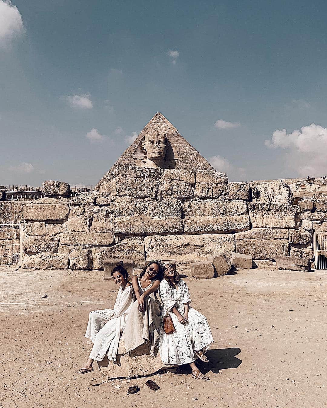 Manamiのインスタグラム：「Amazing Crazy Egypt🇪🇬 ㅤ 最高に楽しかったEgypt🤩🤩🤩 今回はツアーではなく全て個人手配でした✈️ 個人手配のメリット ・好きなルートで行ける ・好きな場所に行ける ・好きなホテルに泊まれる ・時間を気にせず回れる ・空いてる時間に行って写真を撮れる ・コストを抑えられることもある デメリット ・ルート、行き先、移動、ホテル等全部 自分達で調べて決めなきゃいけない ・タクシー等交渉をしないといけない ・何か起きたら自分で対応しなきゃいけない (ホテルに忘れ物して連絡取ってる) ㅤ ツアーだと妥協することもあるかもだけど、 ぜーんぶ任せられるから絶対楽🌟 守られてる感じもあるしね🌟 ㅤ 治安は、帰国してから知ったんだけど 私たちの滞在中もモスクで爆弾が見つかったり、 爆発があったみたい🤯 なので無事帰れてよかったなーと思う🤯 ㅤ ちなみに向こうではSIMを購入して SIMフリーのiPhoneを使ってました📱 たしか$10くらい💵 ㅤ 行く前に書いたスケジュール、よかったら参考にどうぞ📃 パパッと書いたやつだから間違ってるところもあるから 行く前にちゃんと確認してね！ (Abu Simbel⇔Aswanはby TAXIでした) White desert campは体調が万全じゃなかったから 断念してホテルでお留守番でした😢 ㅤ そんなこんなでエジプト駆け足でpost終わり👐🏼🇪🇬 今はSri Lankaに到着🛬🇱🇰」
