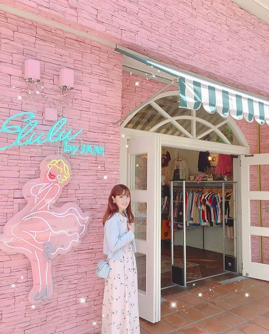 Stayway女子さんのインスタグラム写真 - (Stayway女子Instagram)「【大阪👚Elulu by JAM】 . 📷：Thanks to @pinkestmari . 日本各地のピンクがかわいいスポットの写真がいっぱいの @pinkestmariさんのギャラリー！📷✨ 女の子らしいフェミニンな雰囲気が素敵です❣️ ——————————————————— 📍スポット情報 Elulu by JAM（エルル バイ ジャム）は大阪市北区にあるレディース専門の古着屋さん。 クラシカルなカントリー風のアパレルがたくさん揃っています！ ——————————————————— ✏️本人コメント ここは可愛い古着や雑貨が沢山ある ElulubyJAM🌸 中もファンシーでお店も外観がpinkで ネオンもマリリンモンローで 可愛かったー(๑>ᴗ<๑)💓 ——————————————————— 素敵な女子旅をされている方をご紹介させていただきます！✨ 写真は全てご本人に【掲載許諾】を頂いています #Stayway女子旅 というハッシュタグをつけて是非投稿してください♪ Instagram・Twitter・Stayway mediaにてご紹介させていただきます！ ——————————————————— 【Staywayとは？】 Staywayはホテルやゲストハウスなどの宿泊施設はもちろん、世界中のコテージ・ヴィラ・一軒まるごとレンタルに古民家なども検索できるサイト 価格・ロケーションなど幅広いニーズに答え、利用者にあった宿泊先を素早く見つけることが可能👍✨ 素敵な旅には素敵な宿泊施設を🌃 Staywayで探してみませんか？✈️ ——————————————————— #Stayway女子旅 #Stayway_Osaka #Osaka #ElulubyJAM #大阪 #エルルバイジャム #travel #trip #instatravel #旅 #旅行 #travelgram#mytravelgram #instatravel #instagenic#photogenic #ダレカニミセタイケシキ #写真好きな人と繋がりたい #カメラ好きな人と繋がりたい #フォトジェニック」3月18日 23時38分 - stayway_girls