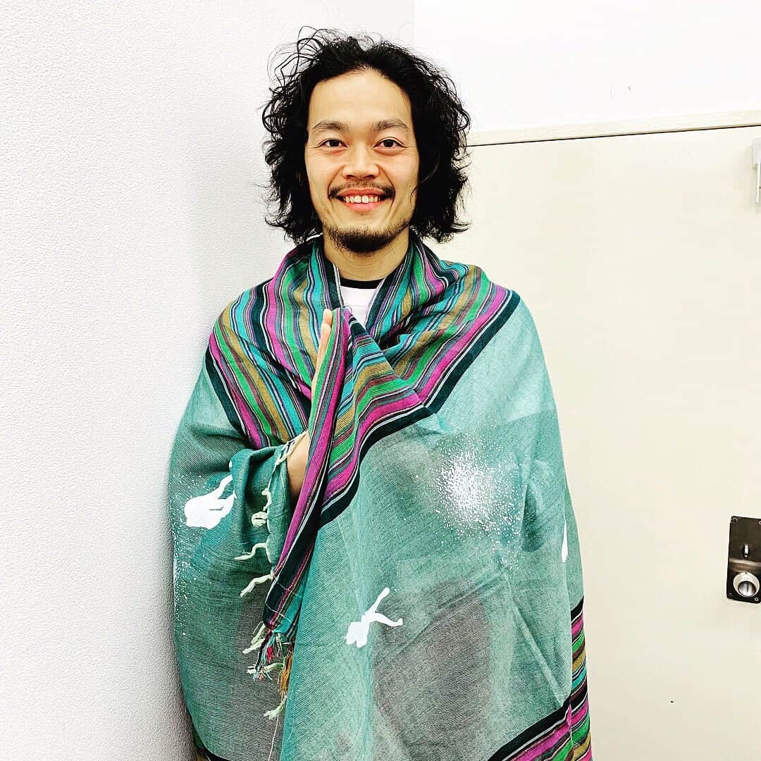 福田洋さんのインスタグラム写真 - (福田洋Instagram)「【トランザムヒロシオリジナルストール発売！！🧣】 3.21 後楽園大会でおそらく、プロレスグッズ史上初となるストールが発売になります。 私渾身のアーサナが刻印されたこちらの商品、ぜんぶで5色ぐらいあるようです。お値段は3.600円。春先取りのマストバイアイテムです！🇮🇳 #prowrestling  #yoga #春コーデ  #春服  #春ネイル2019  #春待つ僕ら」3月18日 23時31分 - trans_am_hiroshi