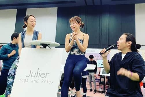 西畑亜美さんのインスタグラム写真 - (西畑亜美Instagram)「@yogajapan.jp . @b_connect.exhibition . ◆◇YOGA EXHIBITION 2019 in 六本木◇◆ @_julier_ _  present フリーレッスン担当させて頂きました˚✧₊ 沢山の方々にご参加頂けて☺️ また沢山の方々に周りで見守って頂けて😂 なんとも言えない緊張感と幸せ気持ちでいっぱいになりました。 ご参加頂いた方々、本当に有難うございました🙏 〜強くしなやかな軸を目指して〜 軸を持ち自分自身が強くなり、そして周りの人達に笑顔を届けられるような女性を目指します💪✨ ・ 今回機会を与えてくれた  @_julier_  アンバサダーをさせて頂いている @aroma.holic  2ブランドからギフティングがありました♡ 有難うございました&そして皆様には沢山使って頂けたら嬉しいです🌿  集合写真を撮影してくれた✨ @yasuchin190 ありがとうございました！ . #ヨガジャパン #ヨガジャパン2019 #ジュリエ #julier #アンバサダー  #ヨガエンターテイメント #yogaexhibition #yogaexhibition2019 #ヨガイベント #ヨガアパレル #ウェルネス #軸# #フリークラス #ヨガインストラクター #ヨガティーチャー #ヨガ講師 #ベルサール六本木 #六本木 #ヨガイベント #yogajapan #yogajapan2019 #yogainstructor #yogateacher #yogaevent #aromaholic#西畑亜美#六本木#ありがとうございました」3月18日 23時34分 - amii0106